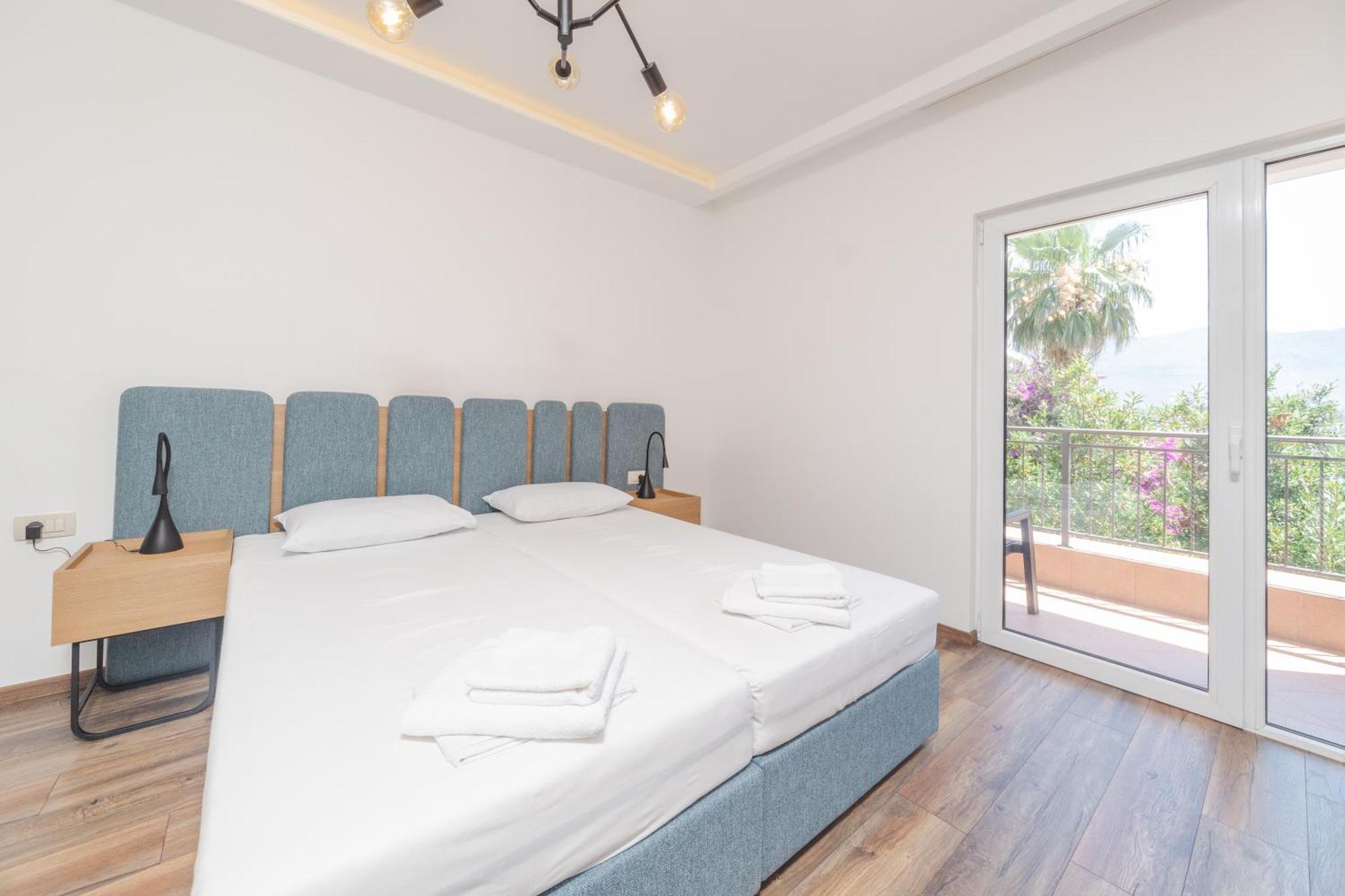 Mara Lux * Budva